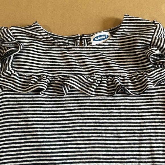 Old navy girl stripped shirt - Picture 3 of 4